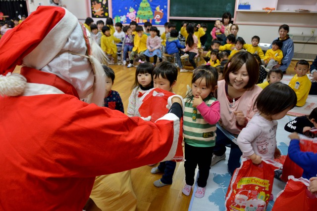 (写真)園児にプレゼントを配るサンタクロース(1枚目)