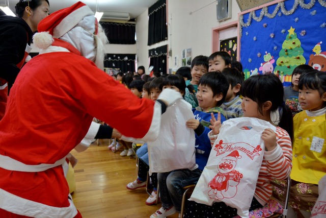 (写真)園児にプレゼントを配るサンタクロース(2枚目)