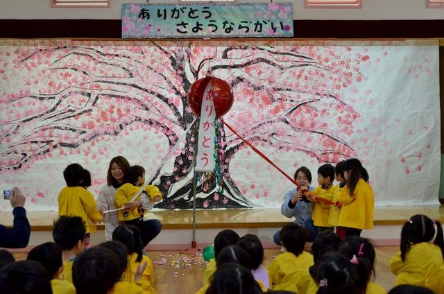 6人の園児がくす玉を割る写真