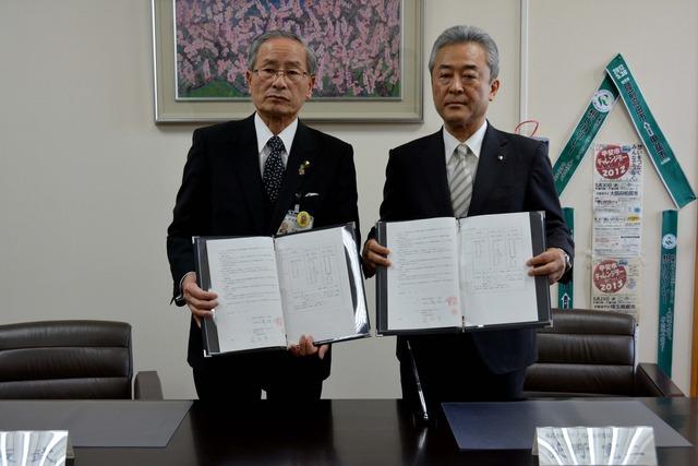 (写真)調印式に出席した株式会社オギノの代表取締役社長 荻野寛二様と市長