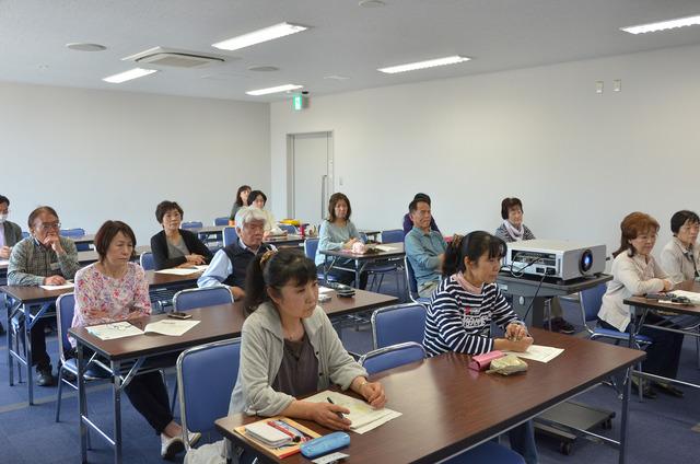 講師の話を真剣に聞いている参加者たちの写真