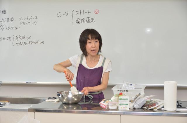 講師の中澤佑香さんがボウルで材料を混ぜながら説明をしている写真