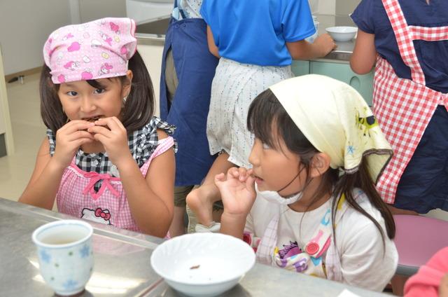 2人の女の子がクッキーを食べている写真