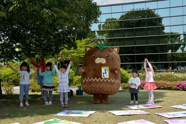 やはたいぬとラジオ体操をする子供たちの写真