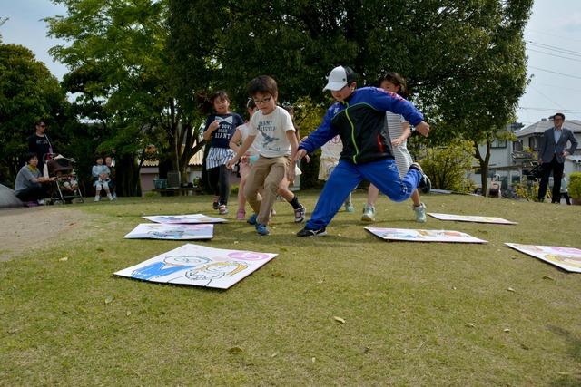 ビッグカルタをめがけて走り出す子供たちの写真