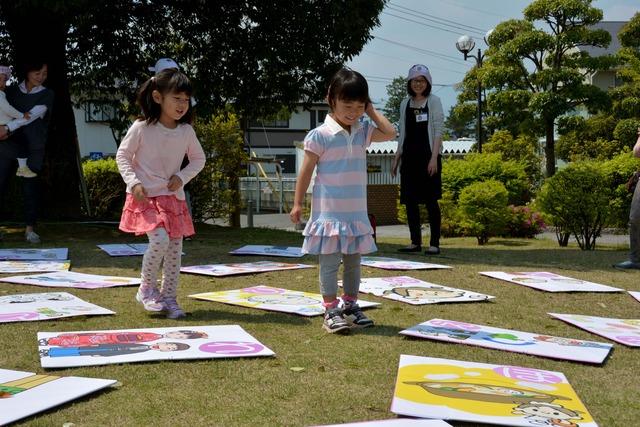 たくさんのビックカルタに悩む子供たちの写真