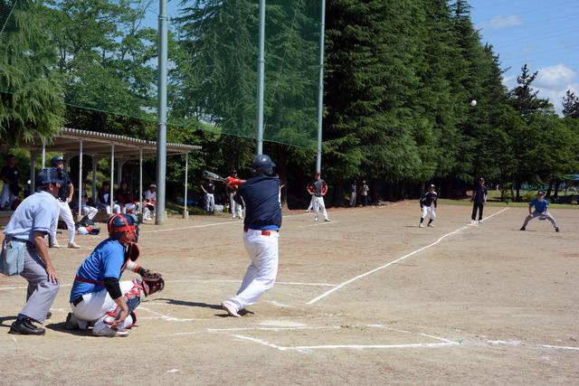 支部対抗軟式野球大会釜無川スポーツ公園で行われた第1試合の様子の写真