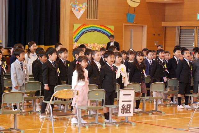 入学式で、「一年生になったら」を合唱している新入生たちの写真