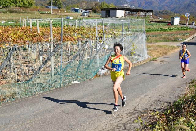 敷島総合公園にて甲斐市駅伝がおこなわれ二人の女性が走っている写真