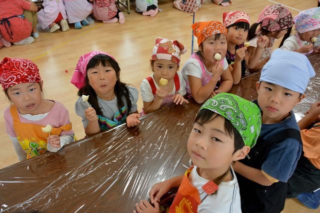 お餅を食べている園児たちの写真