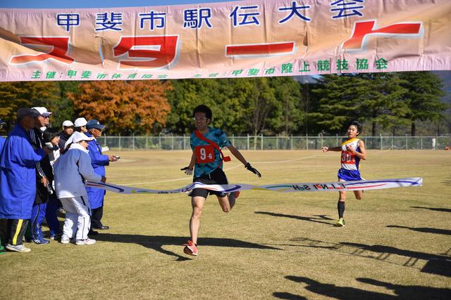 敷島総合公園にて甲斐市駅伝がおこなわれ男性がゴールている写真