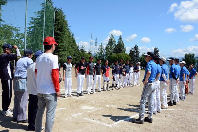 支部対抗軟式野球大会試合終了の様子の写真