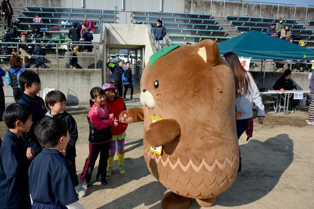 (写真)選手を激励するやはたいぬ