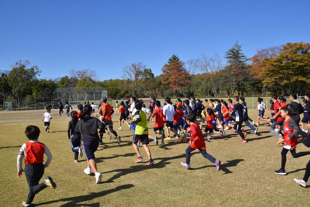 敷島総合公園にて駅伝の監督や応援者なども一緒にロードレースに参加している写真