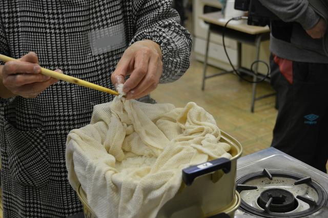 (写真)蒸したもち米を蒸し器から出す様子