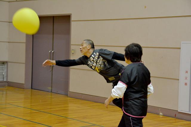 懸命にボールを取りに行く男性の写真