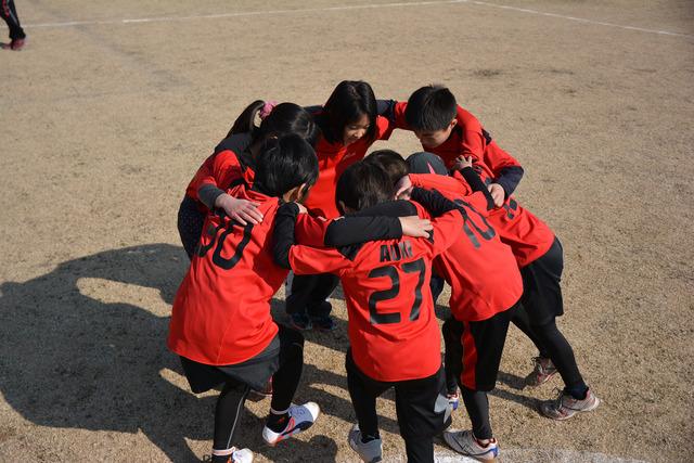 (写真)円陣を組む選手