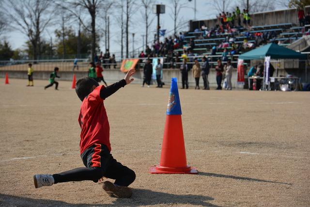 (写真)コーン上のメガホンの「宝」を奪おうとする選手