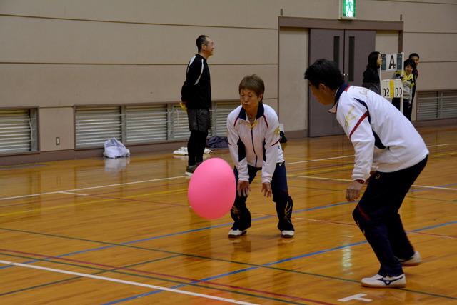 ボールを受ける女性の写真