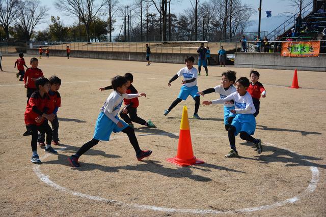 (写真)仲間で一斉にコーン上のメガホンを奪おうとする選手たち