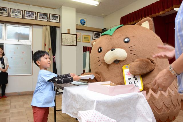 国語教材配布セレモニーの様子の写真1