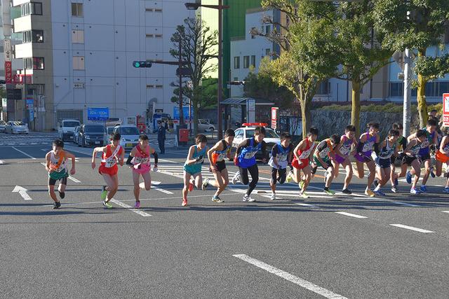 (写真)1区スタート地点でスタートする伏見友汰選手と有泉蒼大選手