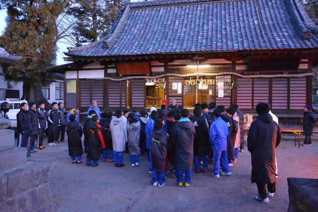 初蹴り大会の前に敷島の八幡神社で必勝祈願をする子供たちの写真