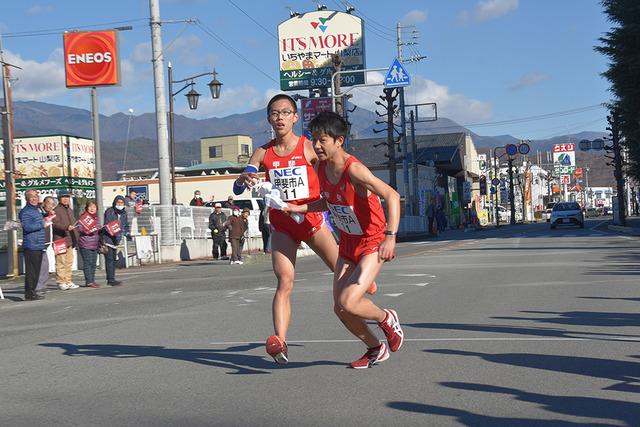 (写真)3区スタート地点で河口英史選手から黒木瞬選手に襷を渡す