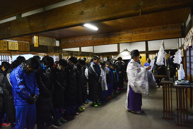 初蹴り大会の前に敷島の八幡神社で必勝祈願をする子供たちの写真