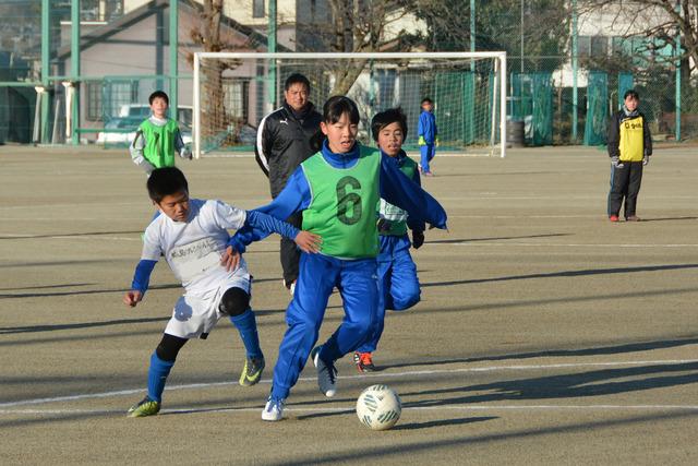 初蹴り大会でボールを競り合う選手の写真