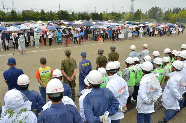 (写真)グラウンドに集まる関係機関と住民