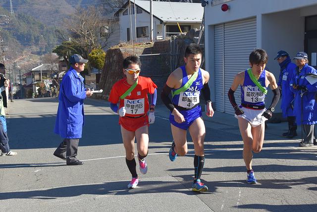 (写真)6区スタート地点で繰り上げスタートした折居篤選手