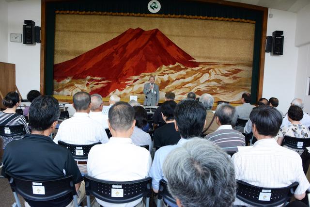 竜王南部公民館での講座でスピーチをする保坂市長と着席してスピーチを聞く参加者たちの写真