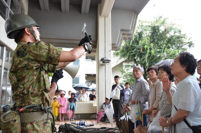 (写真)救助用資機材を説明する自衛隊員