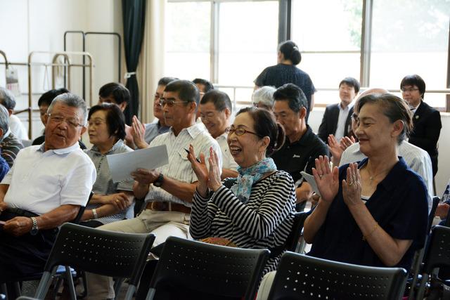 講座で披露された川柳を聞いた参加者たちによる拍手や笑いで盛り上がる竜王南部公民館の写真1