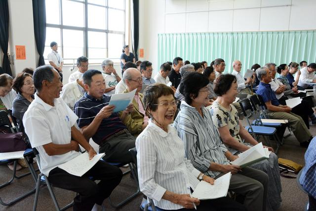 講座で披露された川柳を聞いた参加者たちによる拍手や笑いで盛り上がる竜王南部公民館の写真2