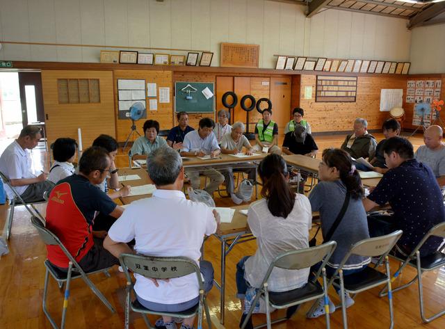 (写真)双葉中学校の一室にて数名の方たちで行われた避難所運営委員会の様子