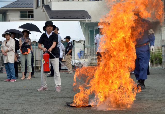 双葉中学校にて女性が炎を消火している写真
