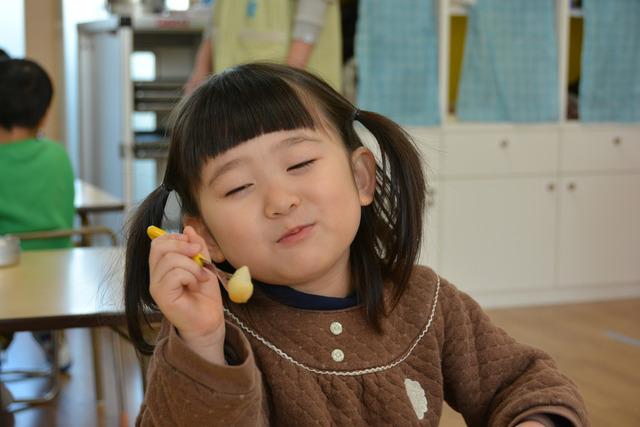 おいしそうに団子を食べる女の子の写真