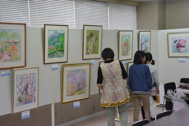 絵画の展示を見学している写真