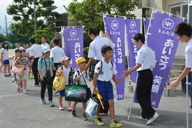 竜王小学校にて小学児童が登校の際に男子中学生たちがあいさつ運動をしている写真