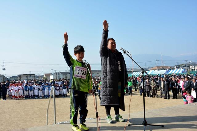 (写真)選手宣誓をする小宮山楽くん、修さんファミリー