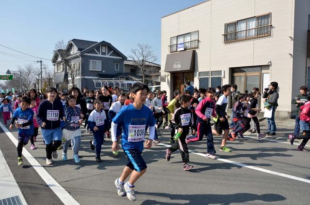 (写真)小学4・5・6年生の2.5キロメートルの部がスタート