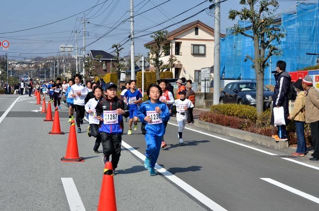 (写真)沿道から大きな声援が送られ、ラストスパートする子どもたち