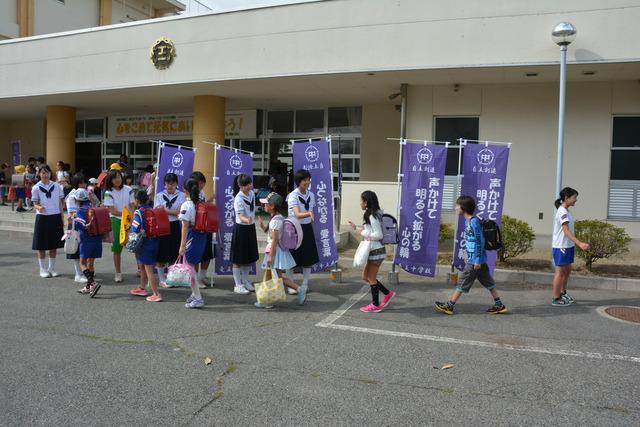 竜王小学校にて小学児童が登校の際に女子中学生たちがあいさつ運動をしている写真