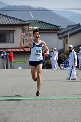 (写真)ガッツポーズをする10キロメートル一般・高校生男子の部に優勝した大沢正和さん