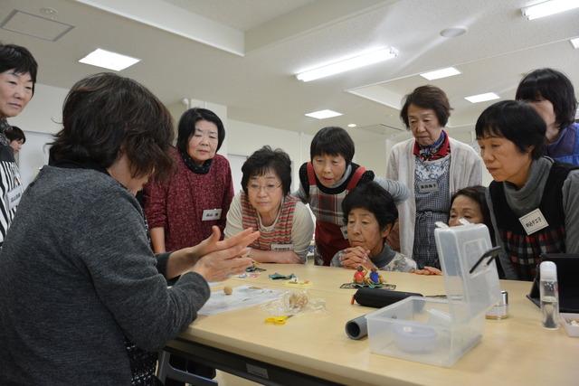 大勢の参加者が実演する安藤さんの実演を真剣に見ている写真