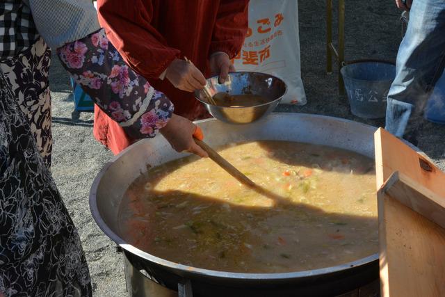大なべで作られた芋煮汁の写真