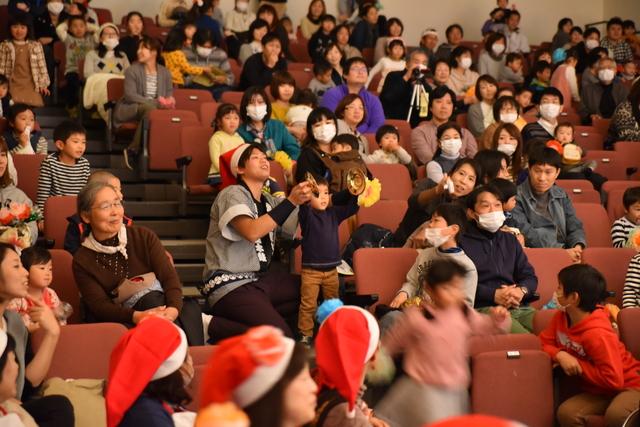 会場の子供たちと演目を披露する、武田の里のパフォーマンスの写真