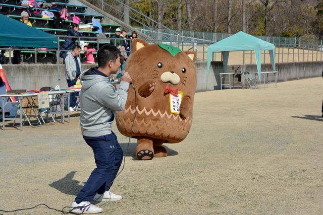 司会者に紹介される甲斐市のマスコットキャラクター「やはたいぬ」の写真